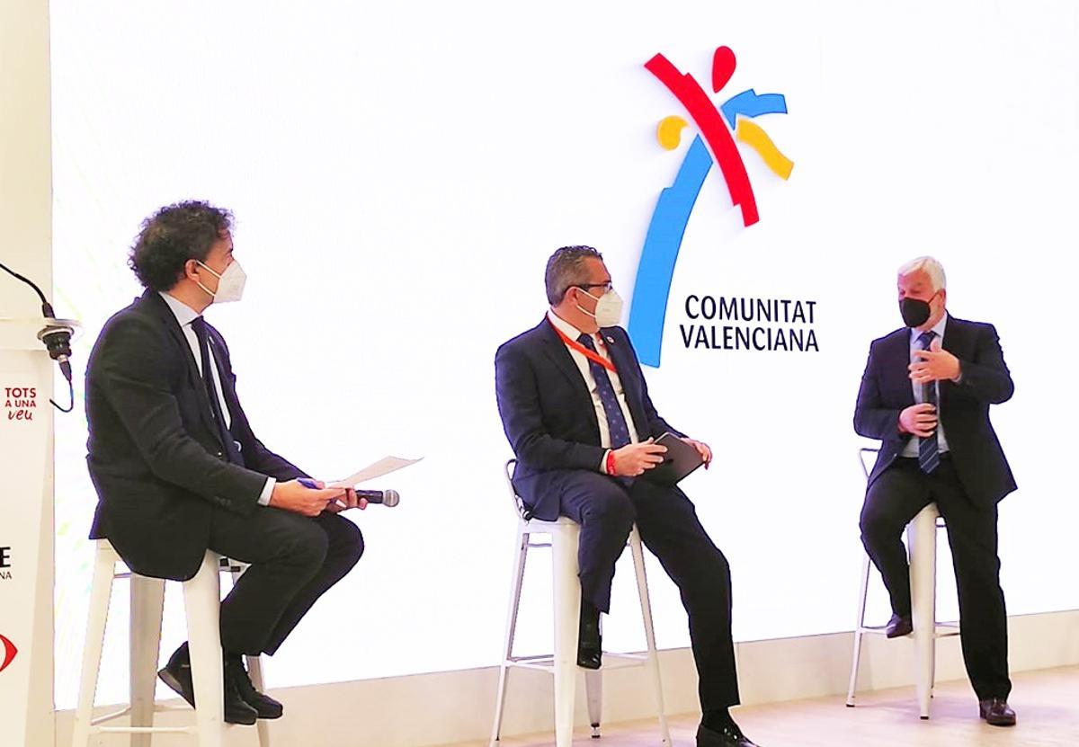 Jaume Llinares, Toni Pérez i Francesc Colomer durante la mesa redonda sobre destinos turísticos inteligentes