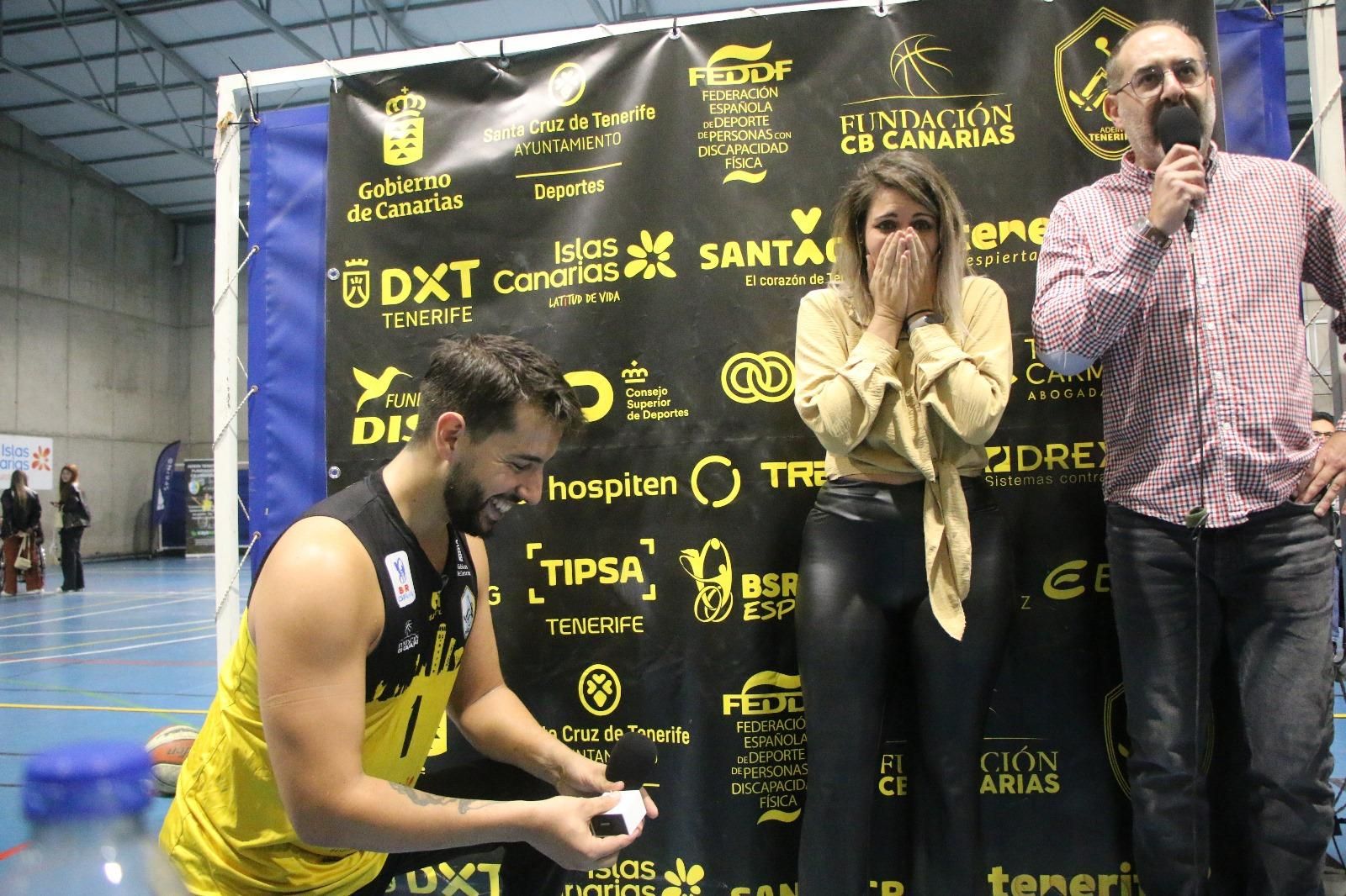 Propuesta de matrimonio sorpresa en el baloncesto de Tenerife