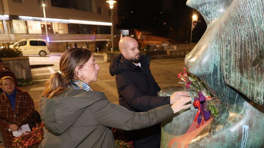 Ofrenda floral a la víctimas del machismo  | GUSTAVO SANTOS
