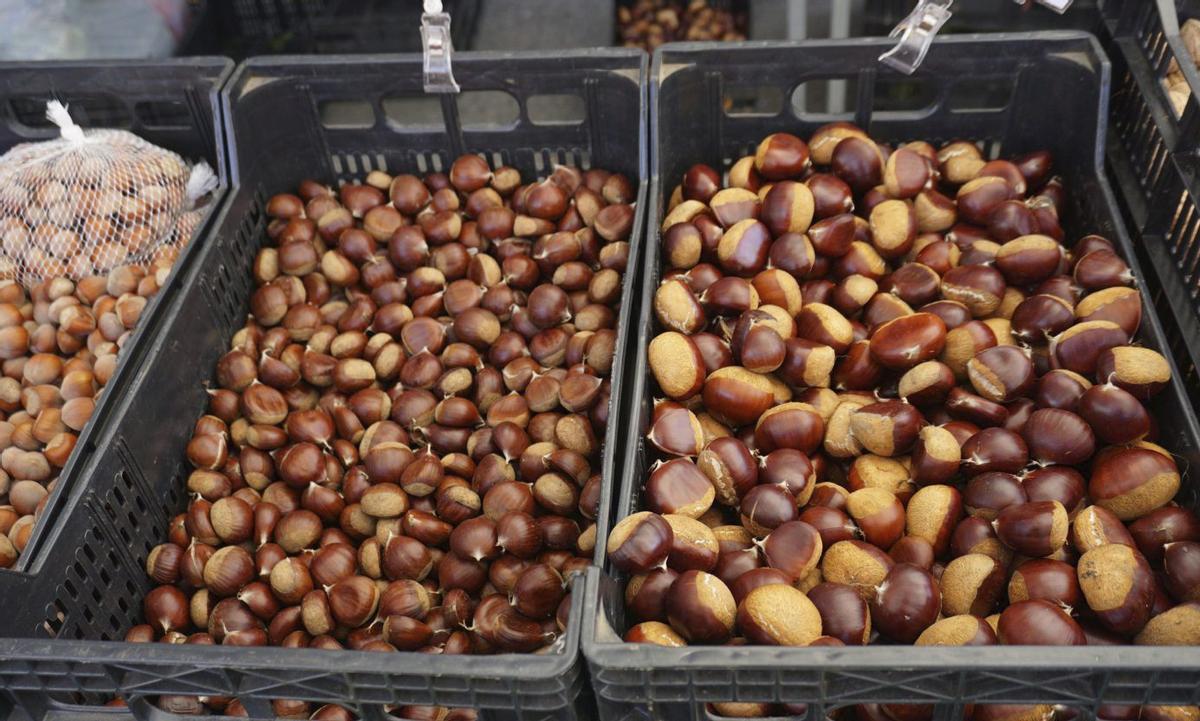 Castañas a la venta en una feria de Lalín. |  Bernabé/Javier Lalín