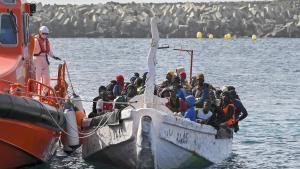Traslado al puerto de La Restinga, en El Hierro, de un cayuco rescatado frente a las aguas de la isla, el pasado 29 de enero.