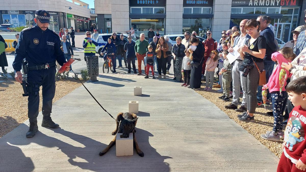Una demostración de la unidad canina de la Policía Local de Santa Pola en la inauguración del retén de Gran Alacant