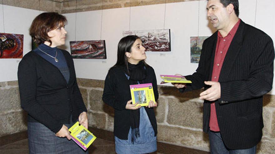 Mercedes Giráldez, Miriam Ferradáns y Víctor Pastoriza ayer en la sala Amalia Domínguez Búa. // C.Giménez