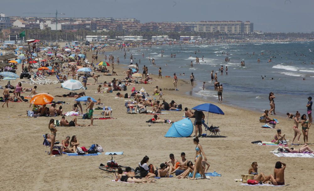 Los valencianos se refugian del poniente en la Mal