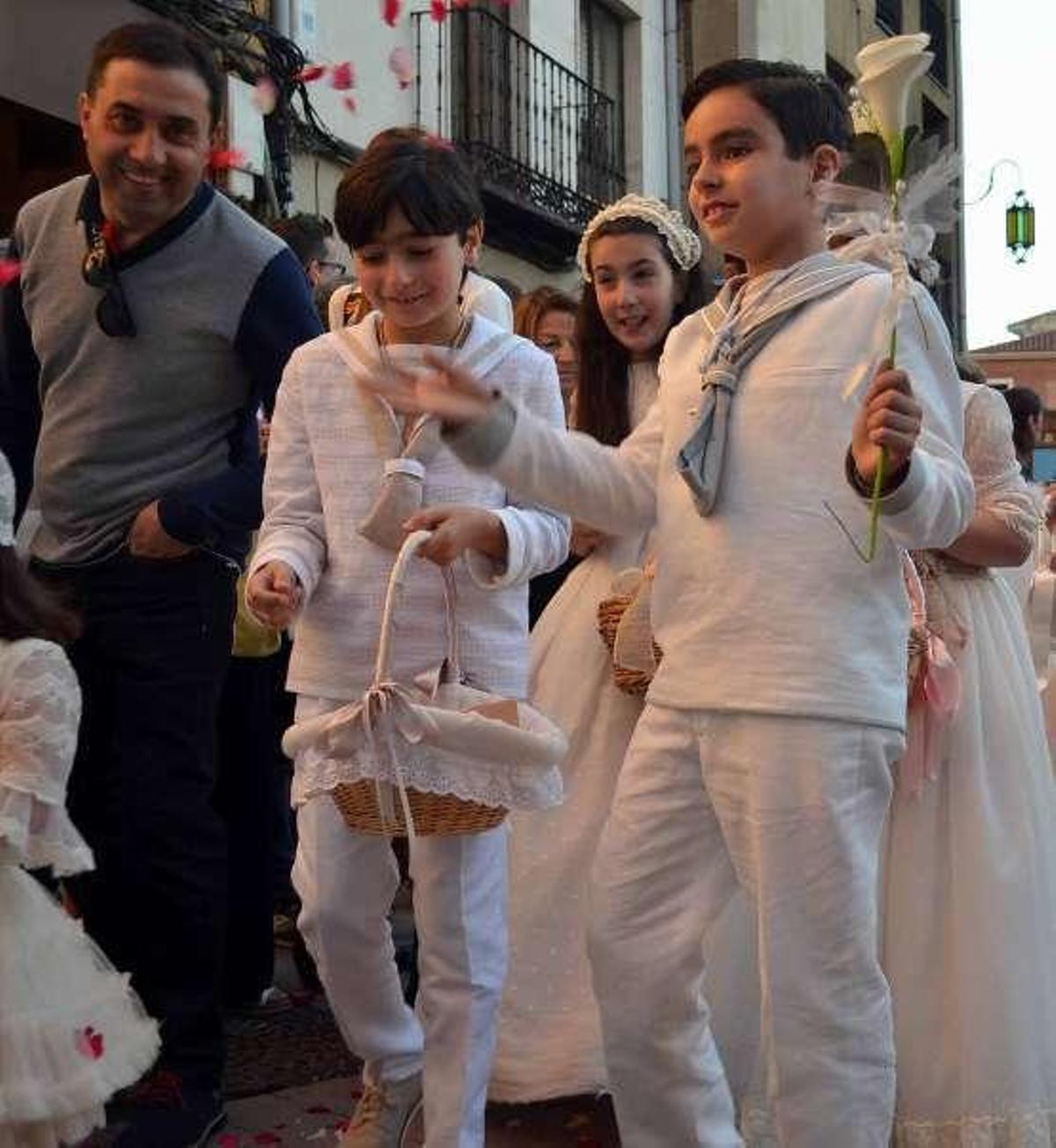 Pétalos y oración por el Corpus
