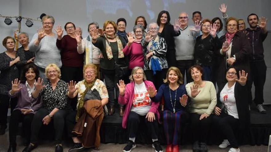 Participantes del taller de Malvarrosa junto a la concejala Sandra Gómez