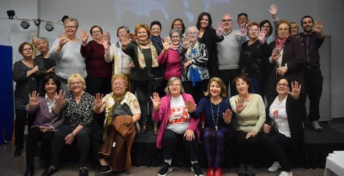 Participantes del taller de Malvarrosa junto a la concejala Sandra Gómez