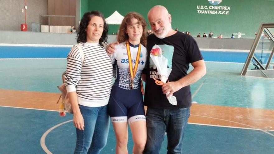 Lara con su padre y su madre, esta natural de La Almunia.