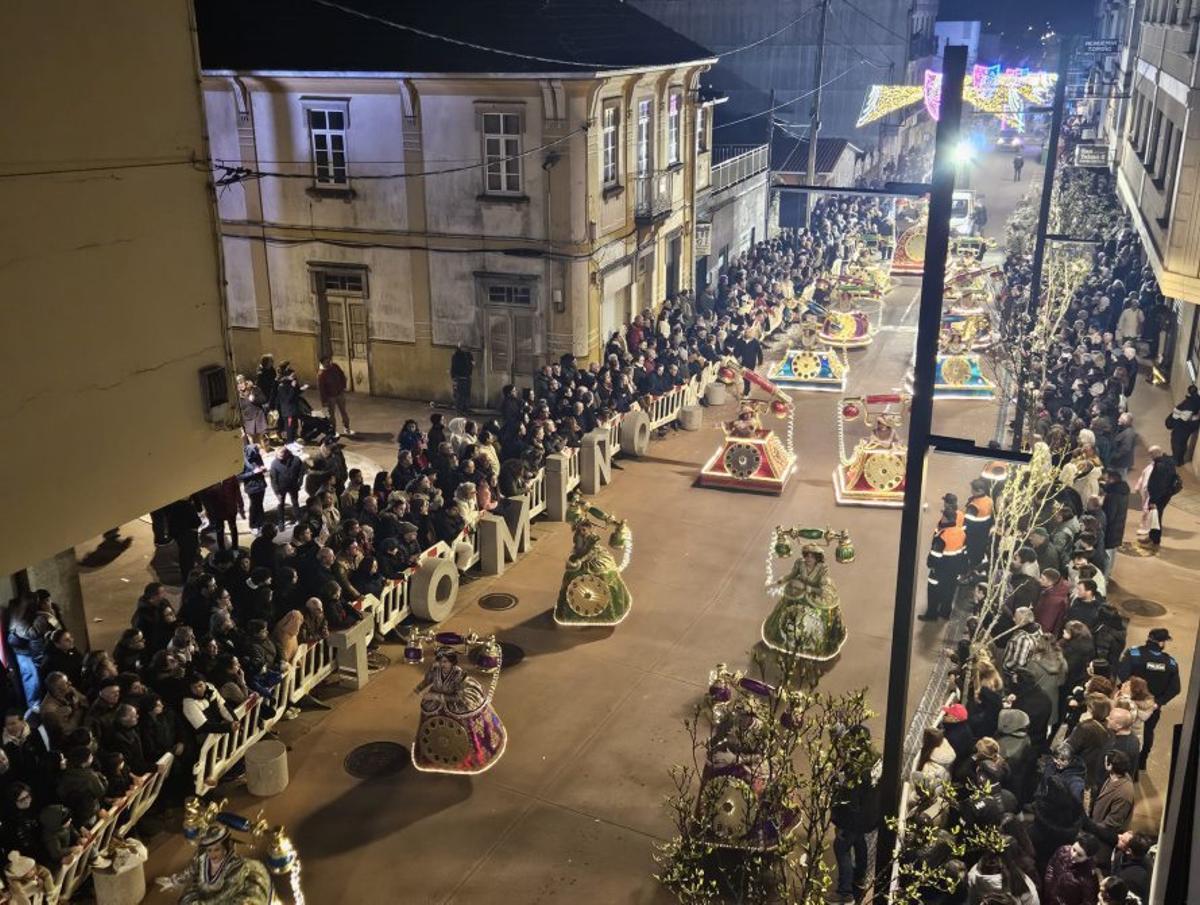 Desfile de una de las comparsas en el Venres de Foliada.
