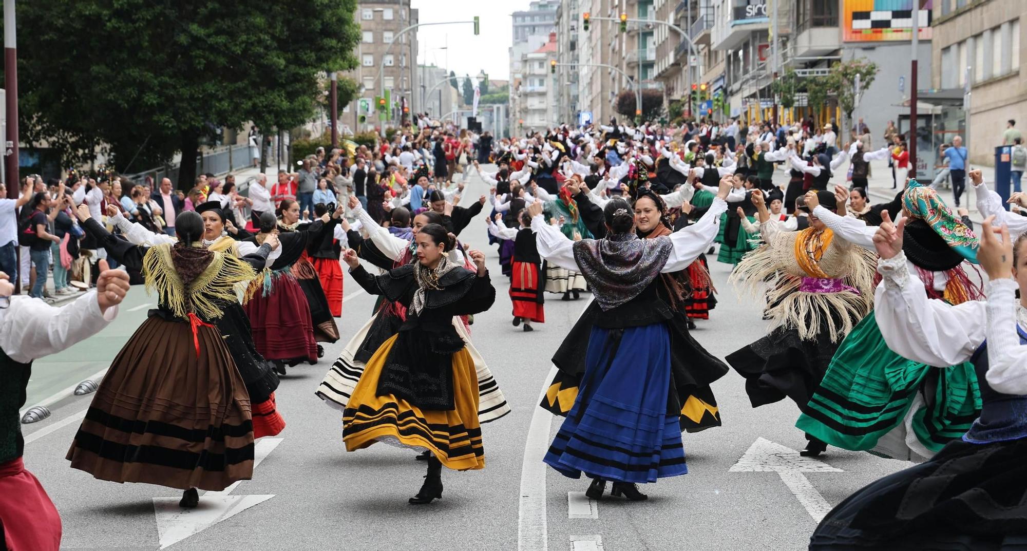Vigo baila «al compás de una muiñeira»