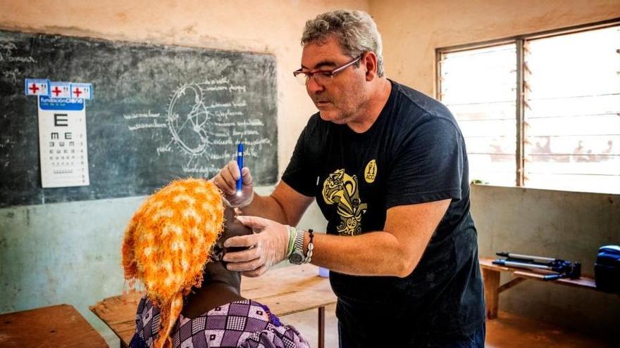 El presidente de ACCI, el oftalmólogo Pablo Vélez, revisando a una paciente en Togo en el año 2015