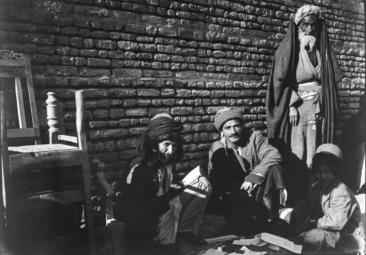 20_Clergue xiïta escrivint un talismà per als peregrins Bagdad 1922.jpg