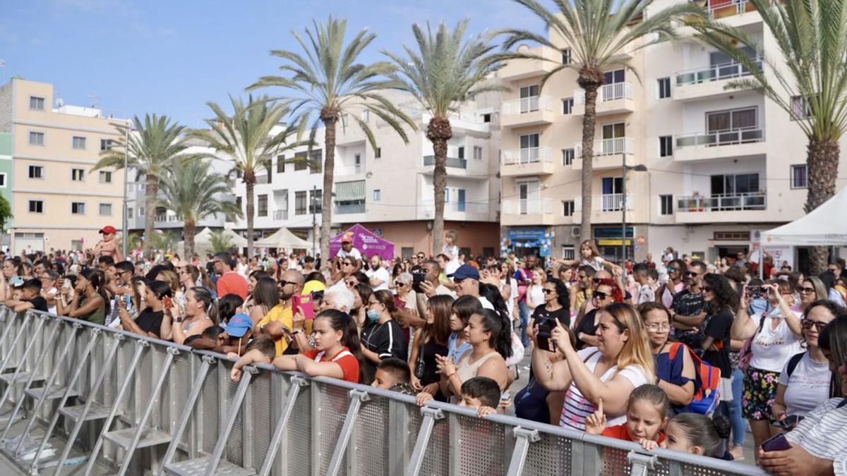 El público disfrutó de varias actuaciones musicales (izquierda) y asistió a talleres de temática diversa (derecha).