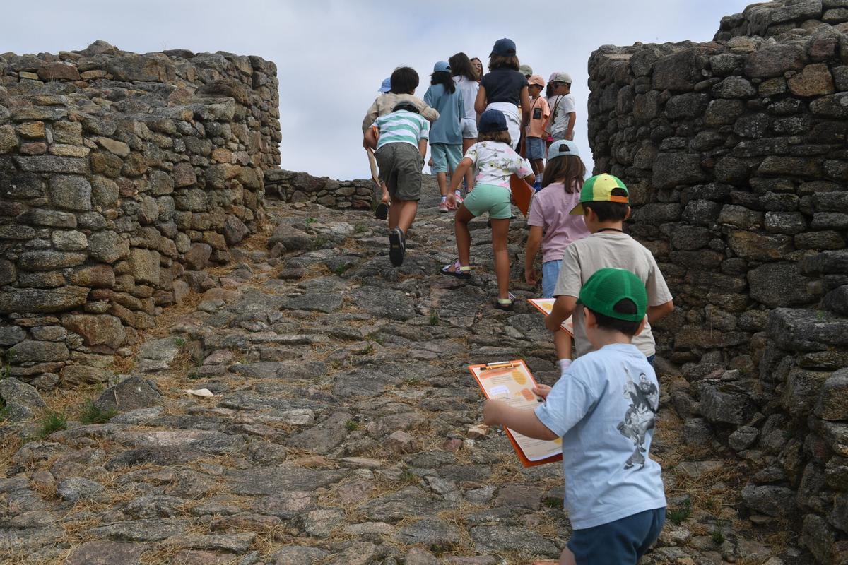 Visita al Castro de Elviña durante un campamento del pasado verano.