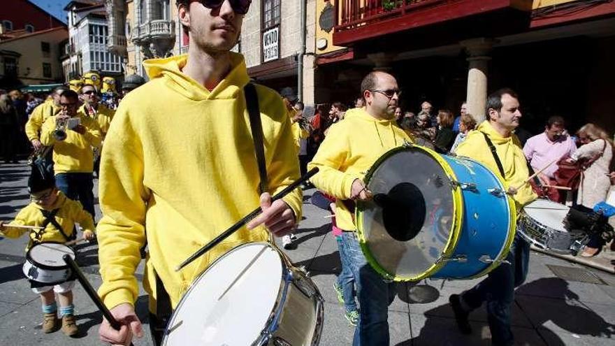 Integrantes de la charanga &quot;Menudos Notas&quot;, en El Bollo.