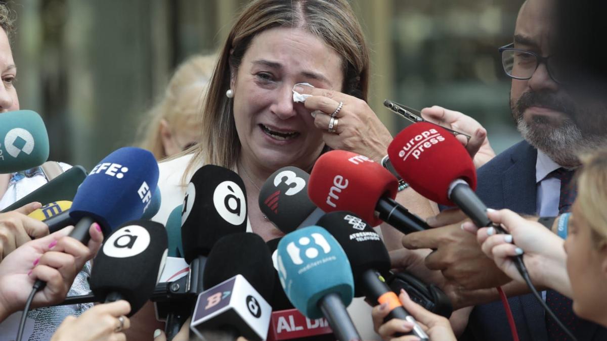 Marisol Burón, madre de Marta Calvo, no puede contener las lágrimas. /  M. Á. MONTESINOS