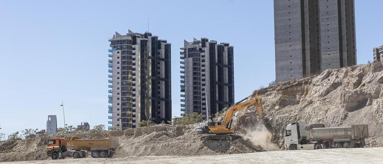 Los trabajos de desmonte en la parcela de la zona de Poniente de Benidorm.