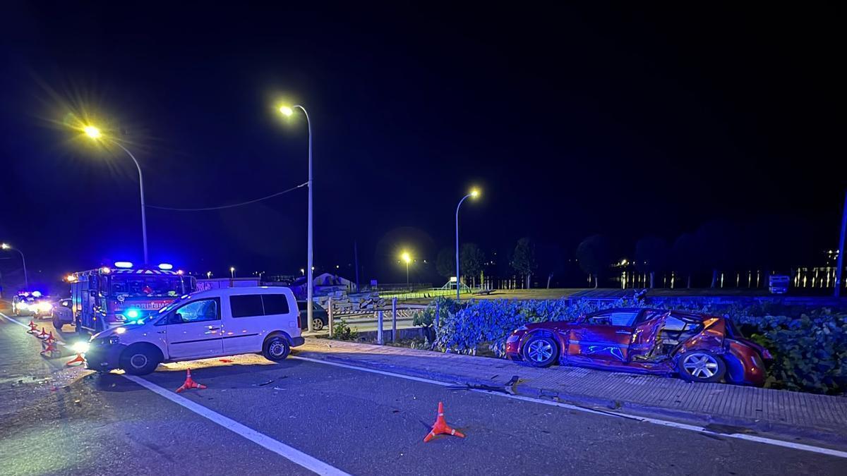 Los vehículos implicados en el accidente en el concello de Castrelo de Miño.