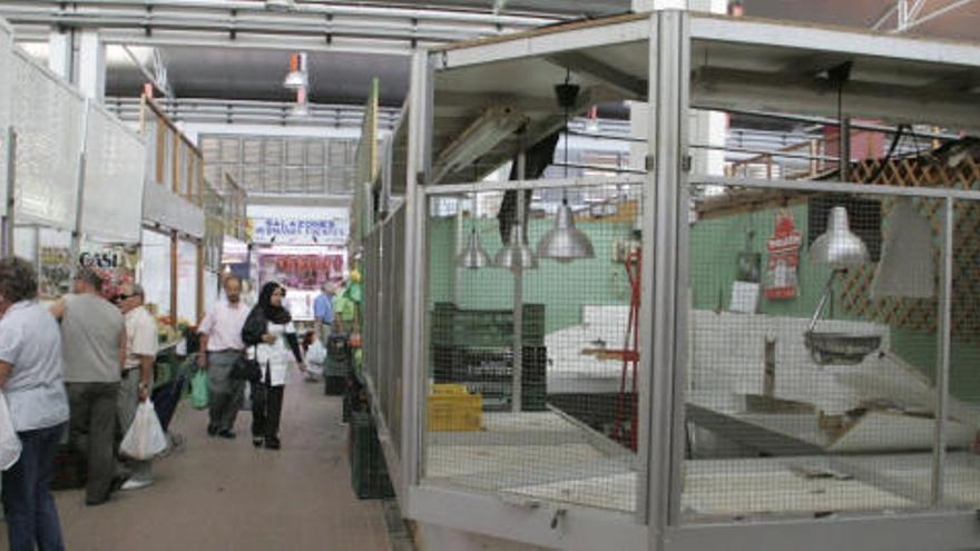 Puestos cerrados en el mercado de Santa Florentina