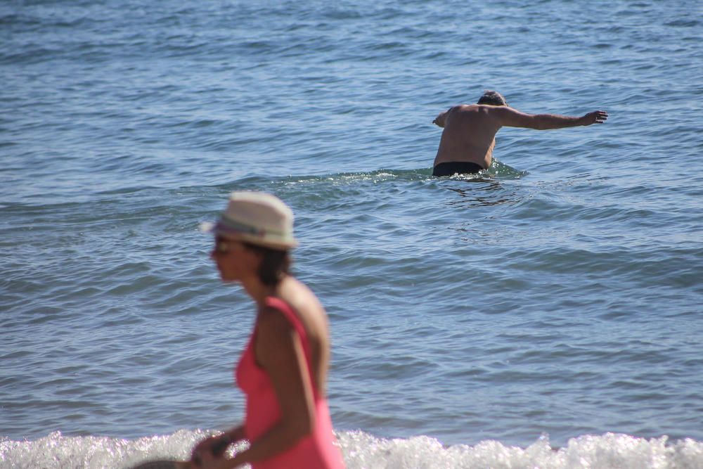 Las inusuales altas temperaturas han animado en los últimos días la afluencia a las playas de la Vega Baja. Aquí imágenes de la playa del Cura en Torrevieja.