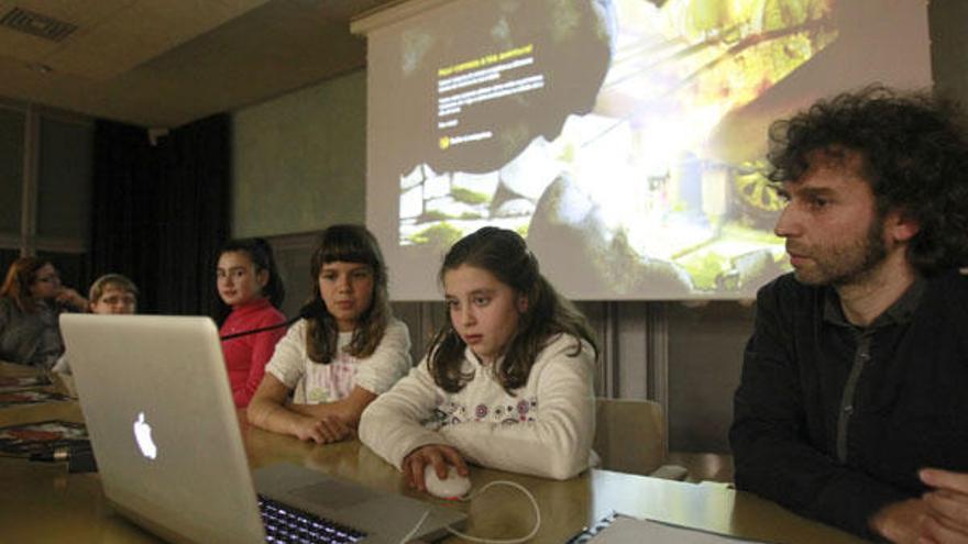 Laura Ávila y Carmen García juegan junto a sus compañeras Antía Álvarez y Violeta Rodríguez. // J. Lores