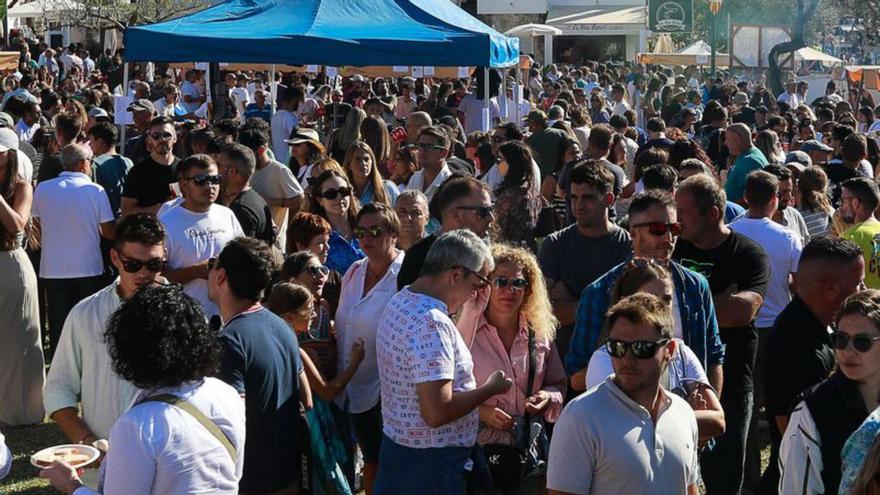 Las ‘colles’ reparten 10.000 tapas de calamar