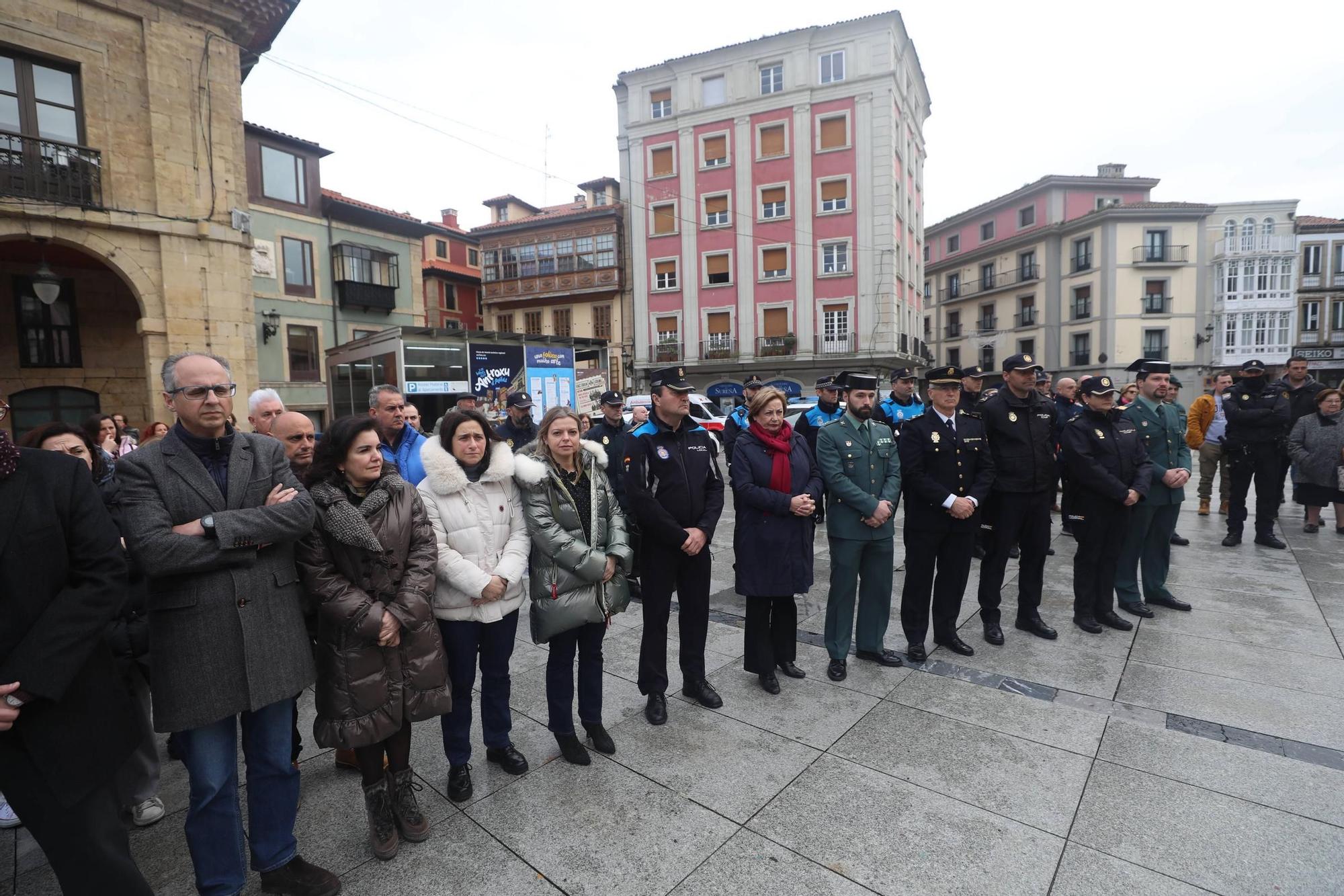 EN IMÁGENES: Avilés se suma al minuto de silencio por el asesinato en acto de servicio de dos guardias civiles en Barbate