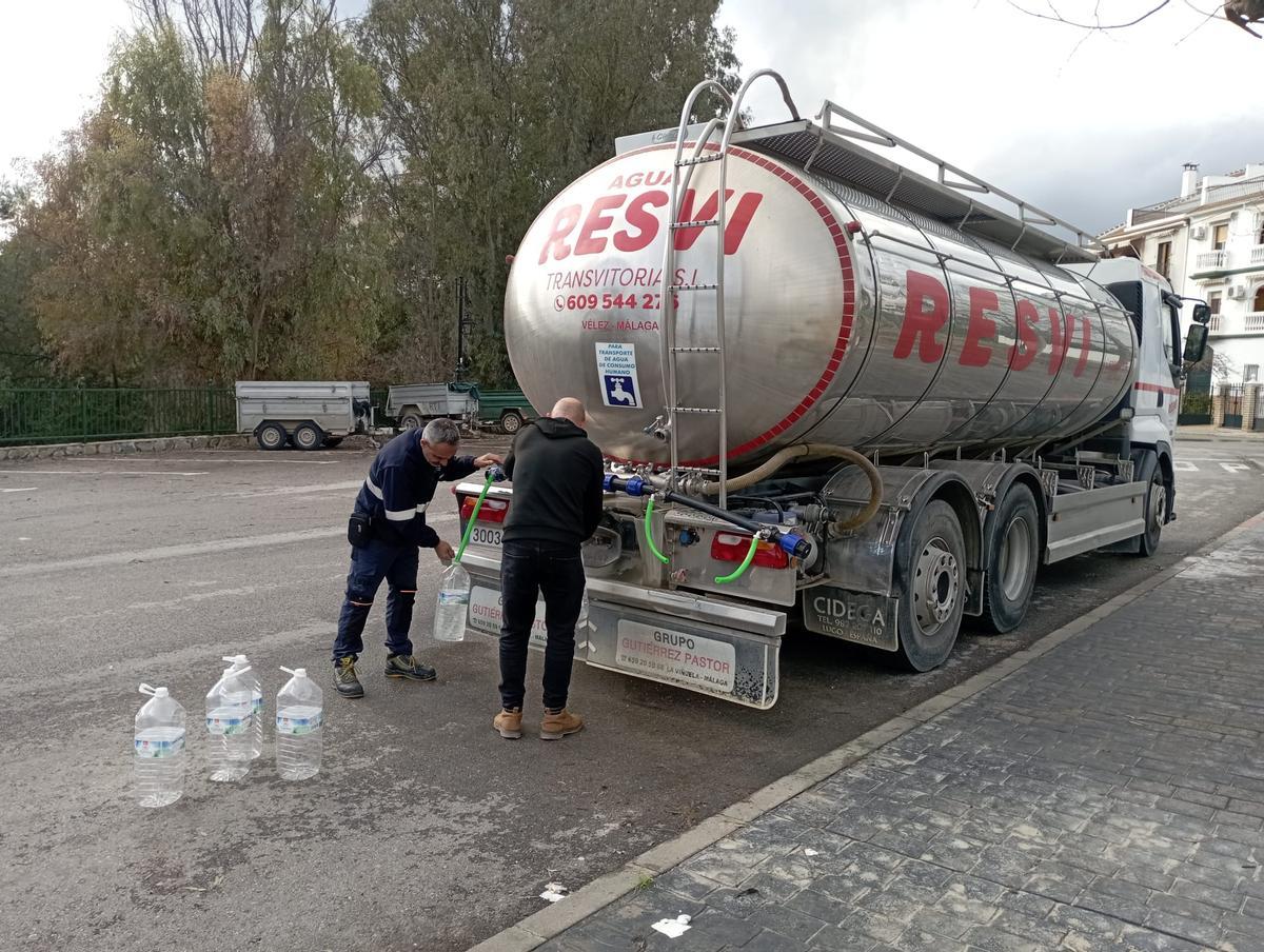 Camión cisterna con agua potable en Iznájar.