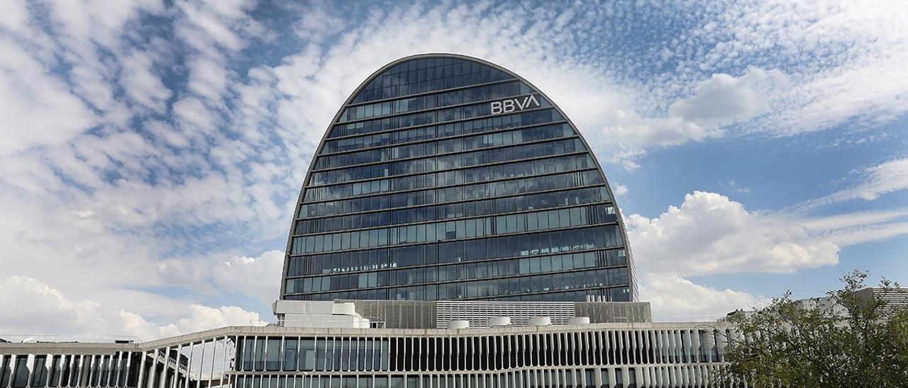 Archivo - Edificio La Vela de BBVA. Ciudad BBVA, sede del banco en Madrid.