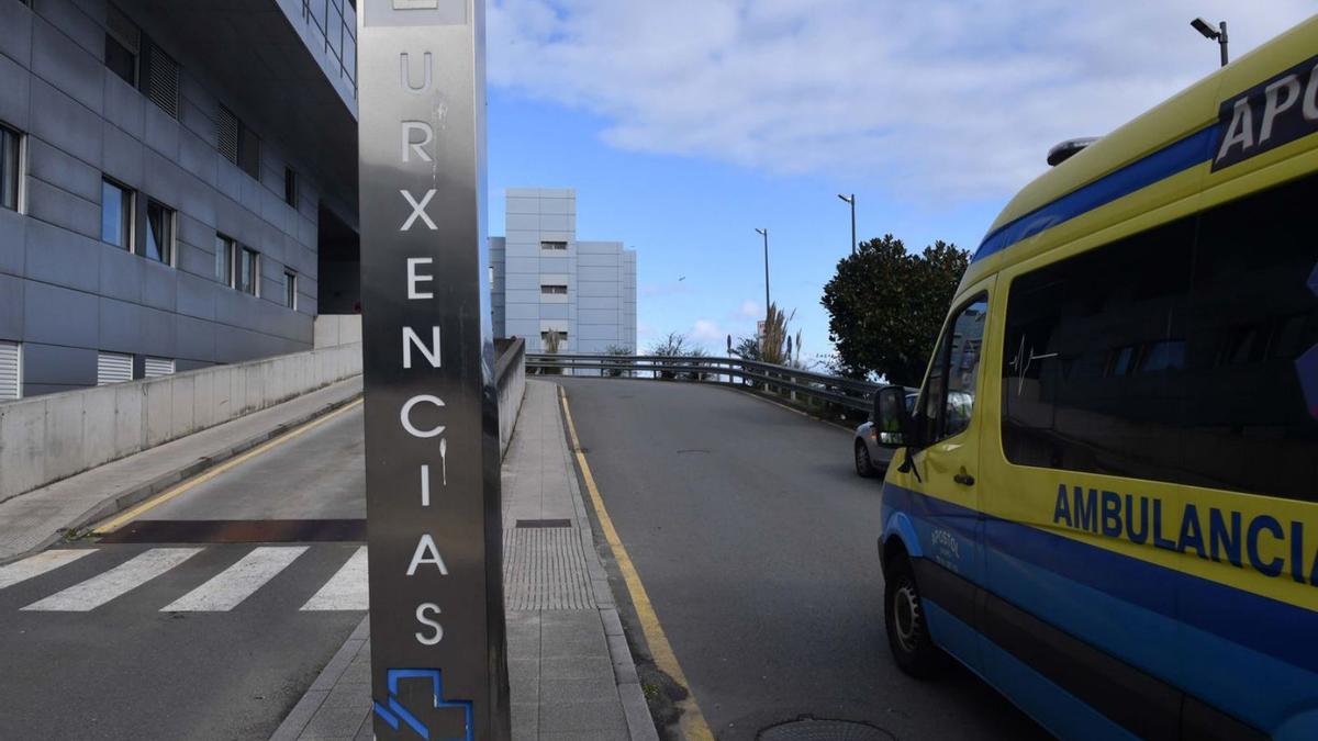 Una ambulancia en la rampa de acceso a las Urgencias del Hospital Universitario (Chuac).