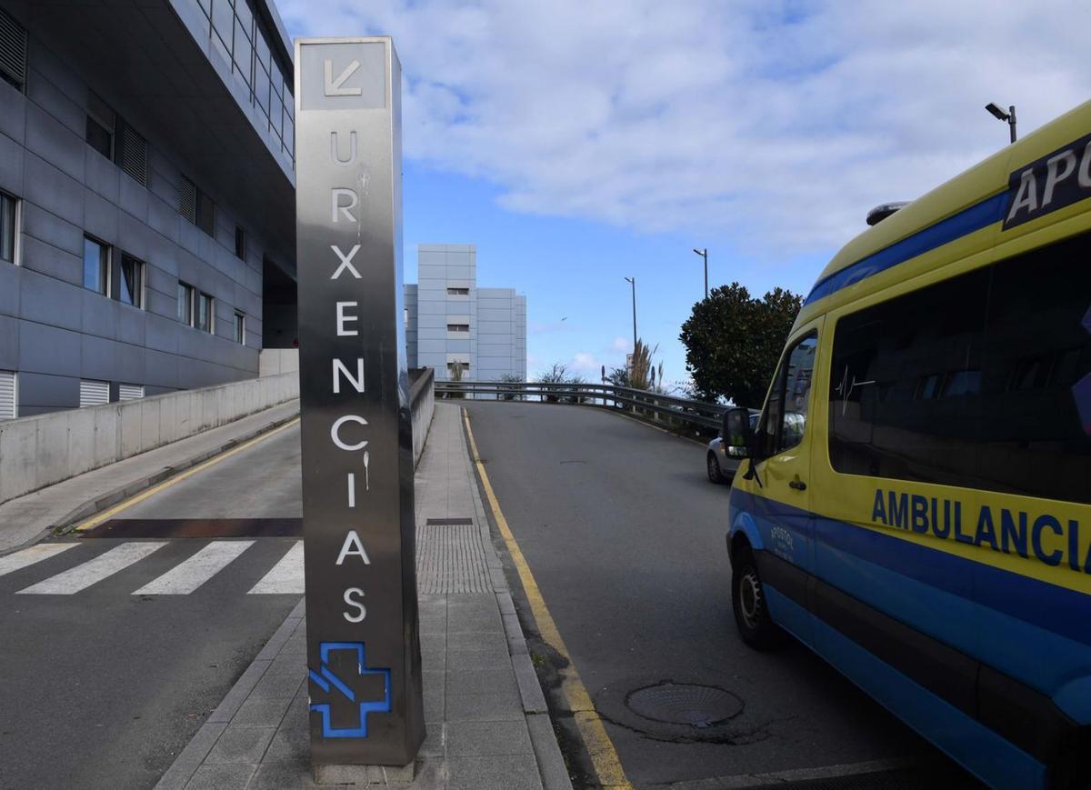 Una ambulancia en la rampa de acceso a las Urgencias del Hospital Universitario (Chuac).