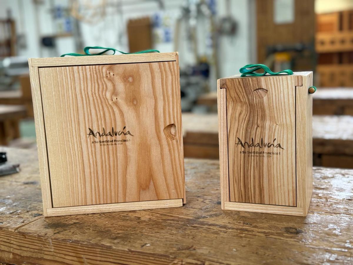 Las cajas han sido elaboradas en madera de fresno que se caracteriza por ser densa, elástica y dura.