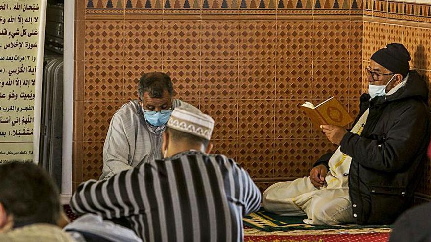 Varias personas durante los rezos recién iniciado el Ramadán.