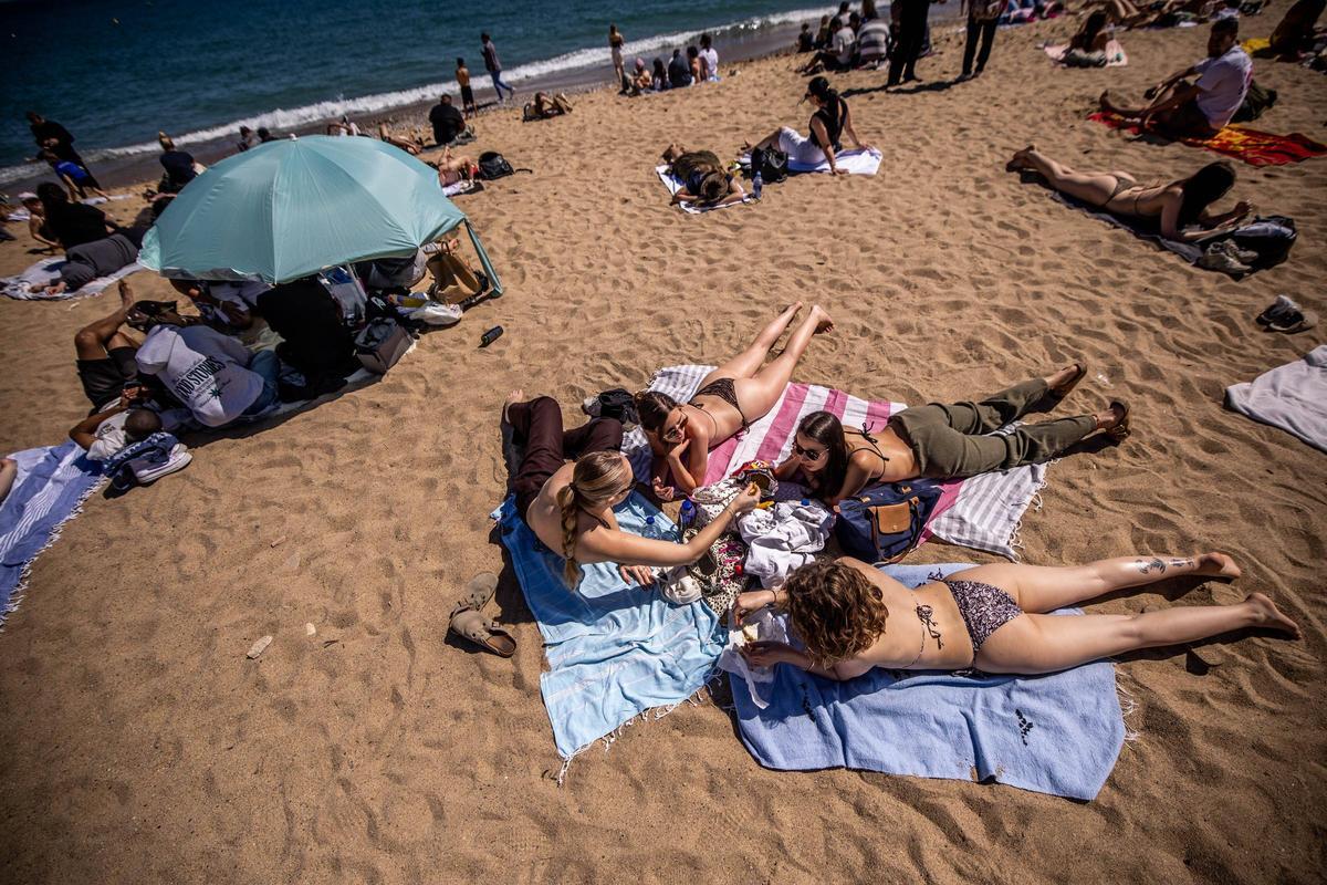 Ambiente de verano en las playas de Barcelona por Semana Santa