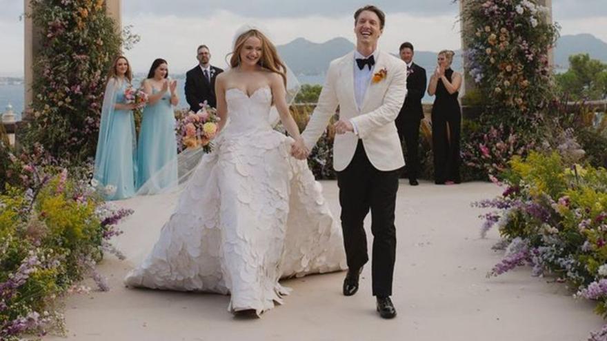 La actriz Joey King se casa con el cineasta Steven Piet en la finca de la Fortaleza, en Formentor