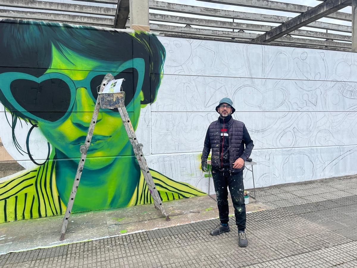 Soro, durante un descanso mientras pintaba su nuevo mural en el campus universitario de Cáceres.