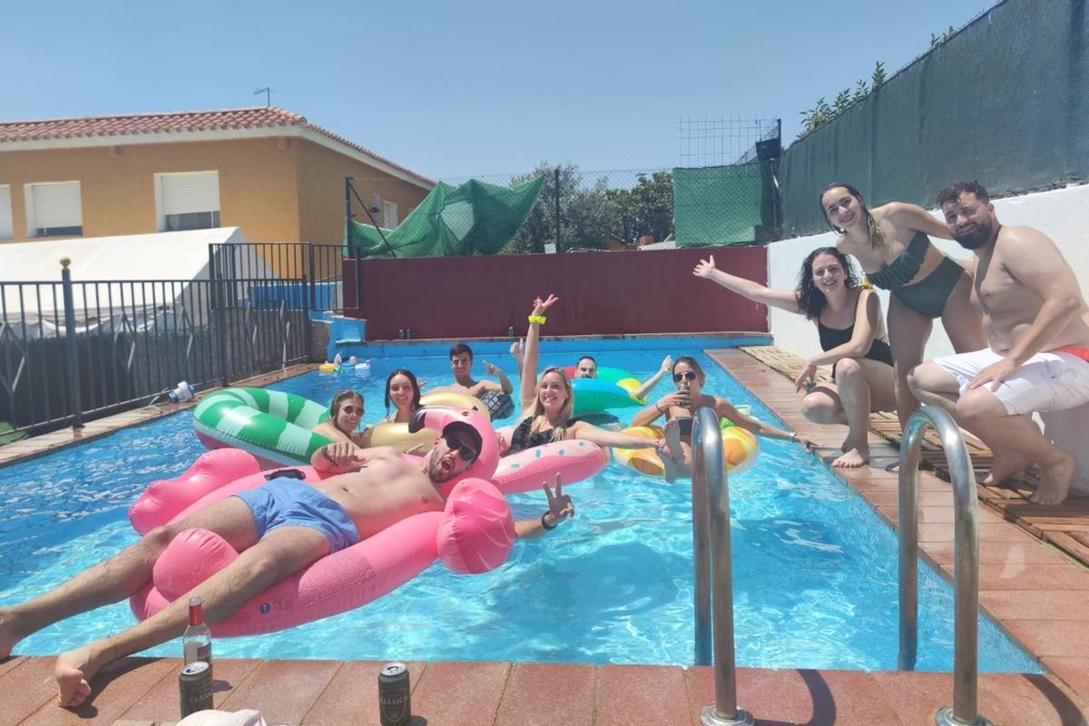 Un grupo disfruta de una celebración en una piscina alquilada.