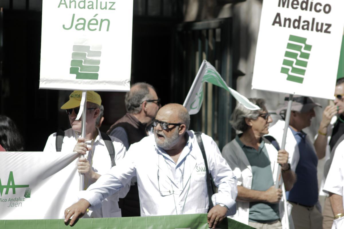 Concentración de médicos en la delegación de salud en calle Córdoba.