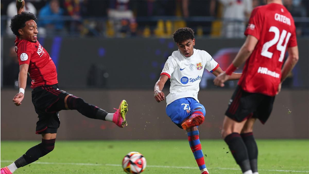 Lamine, en el disparo que acabó en el segundo gol del Barça ante Osasuna en la Supercopa