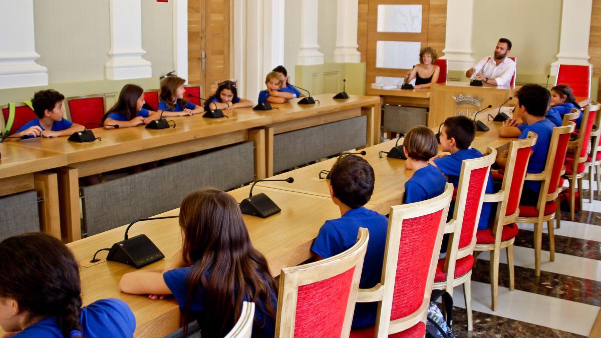 Salaya recibe a los participantes de un campamento urbano de una edición anterior.