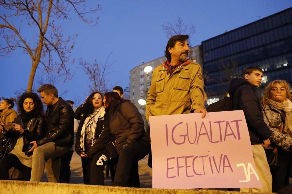 Multitudinària manifestació feminista a Girona