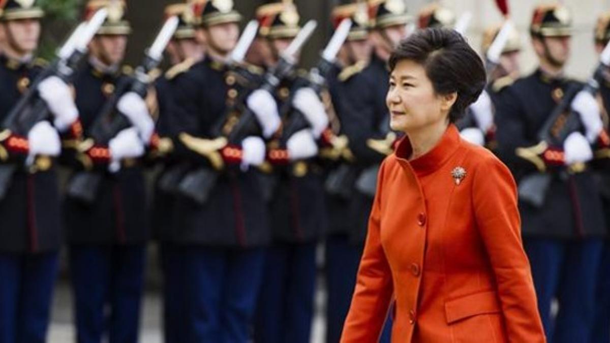 La presidenta surcoreana pasa revista a la guardia de honor francesa antes de reunirse con su homólogo francés, este lunes en París.