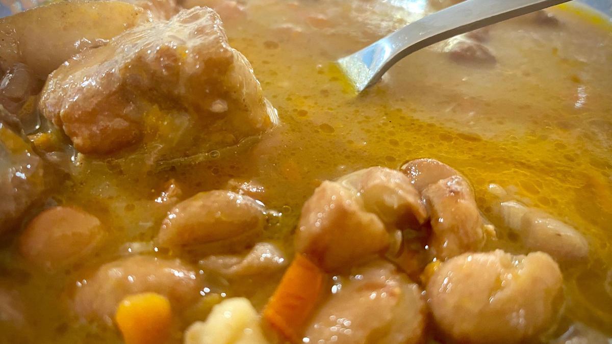 Judías pintas con costilla de cerdo.