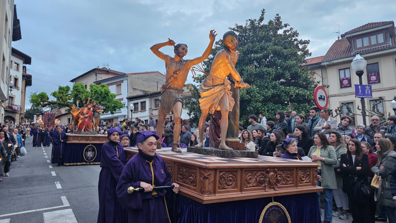 En imágenes: la salida de la procesión del Calvario de Villaviciosa