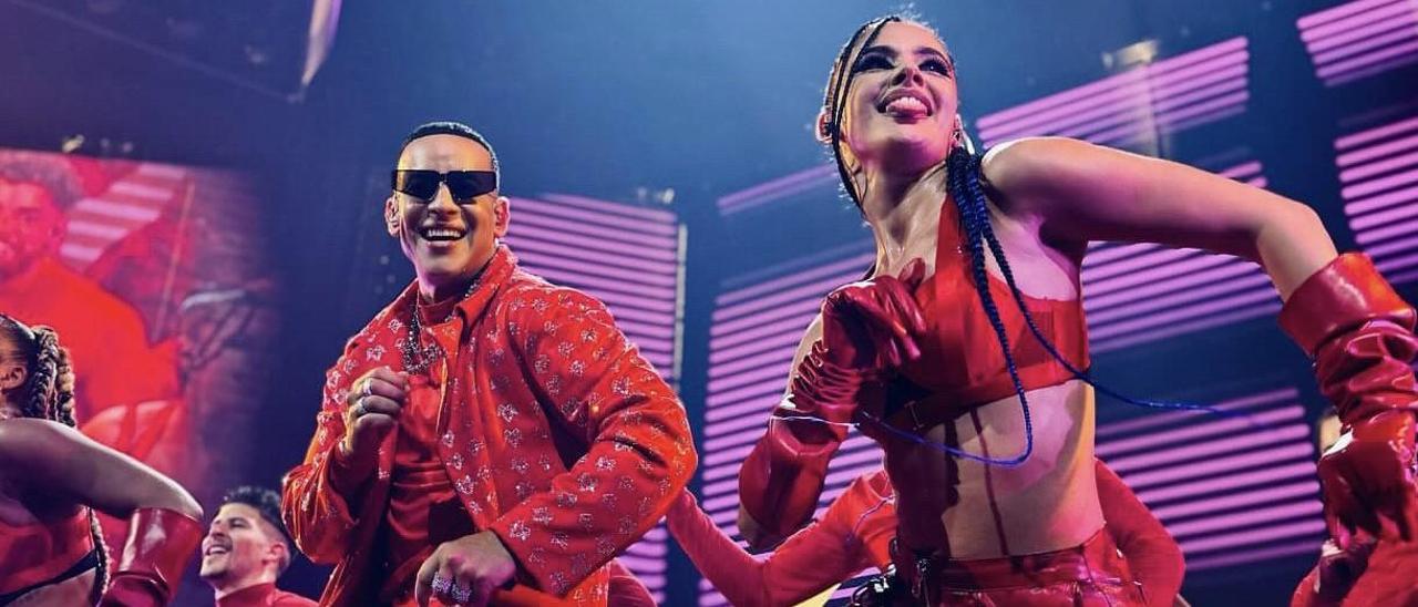 Antònia Melià Cortés, bailarina mallorquina, con Daddy Yankee hace unos días en Puerto Rico