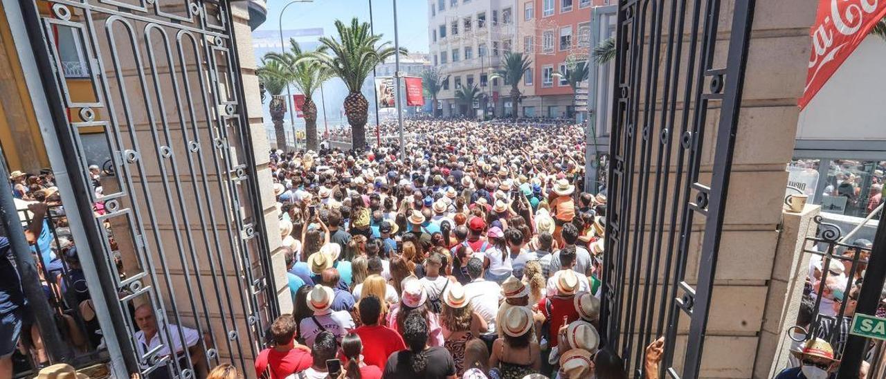 Una aglomeración en Hogueras, durante una de las mascletás en los días grandes