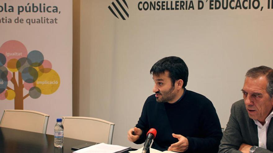 El conseller, Marzà, y el secretario autonómico, Soler, durante la rueda de prensa