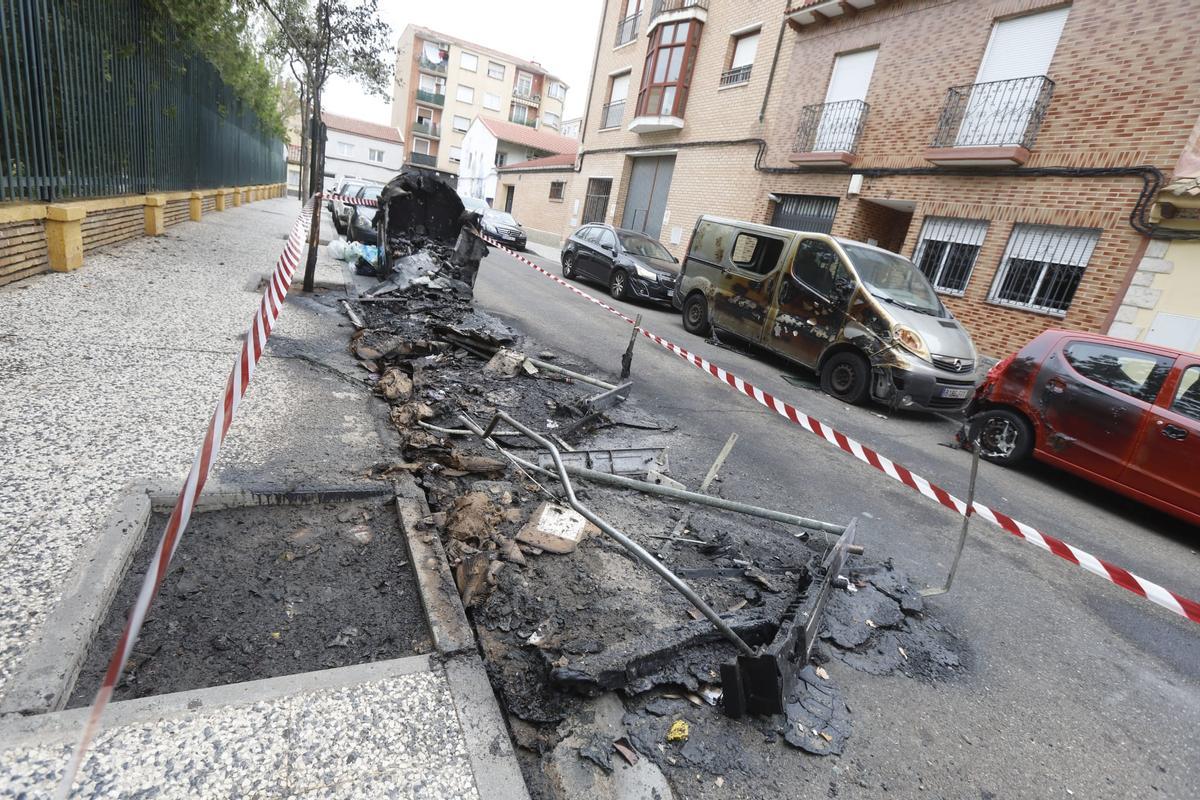 Contenedores quemados en Oliver-Valdefierro