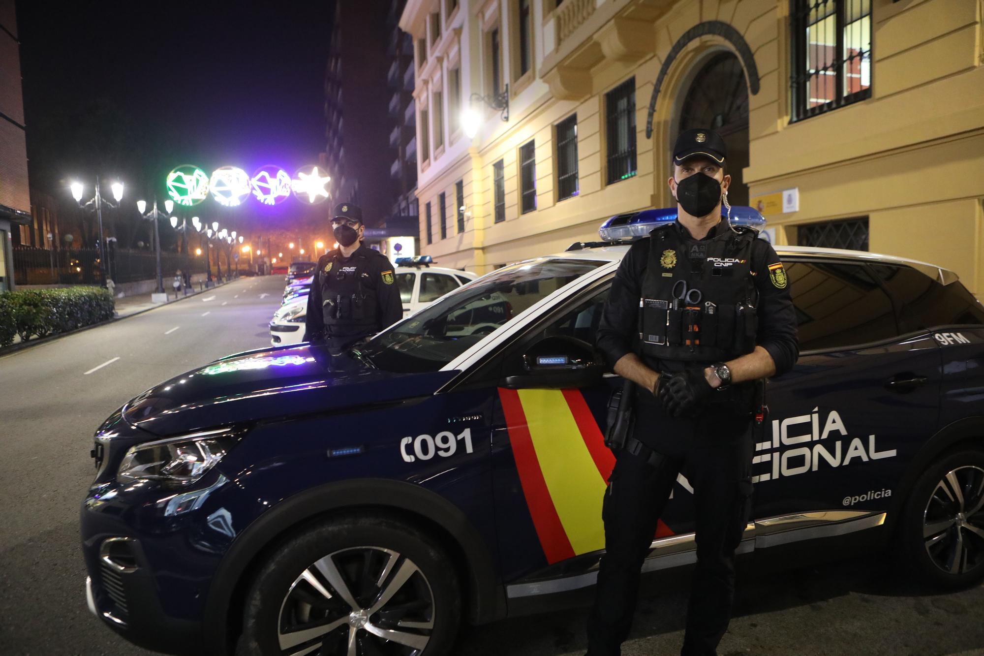 Antonio González y Brais Noya, los guardianes de la primera noche del año en Oviedo