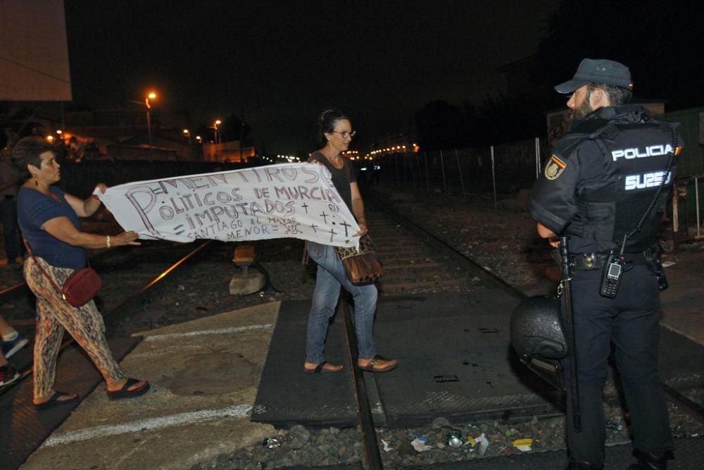 Los manifestantes protestan contra el AVE